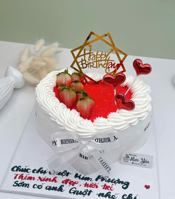 Bánh kem tặng cô gái