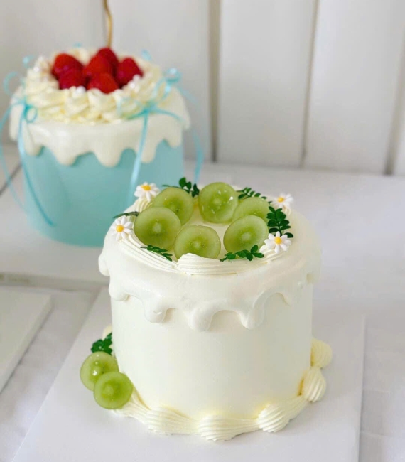Bánh kem trái cây trang trí nho xanh