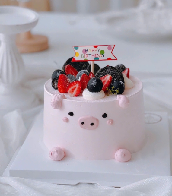 Bánh kem trái cây hình con heo đáng yêu