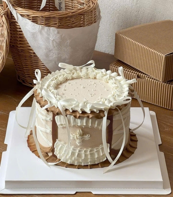  Bánh kem hàn quốc tone nâu trang trí ruy băng