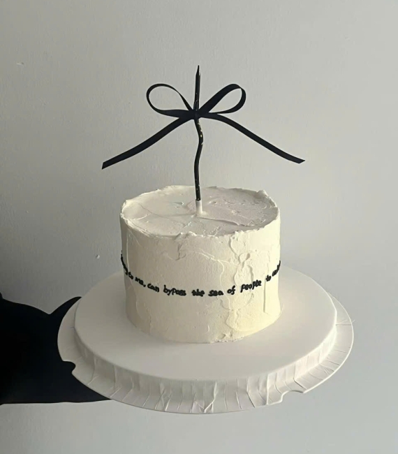  Bánh kem hàn quốc tone trắng đen có nơ 