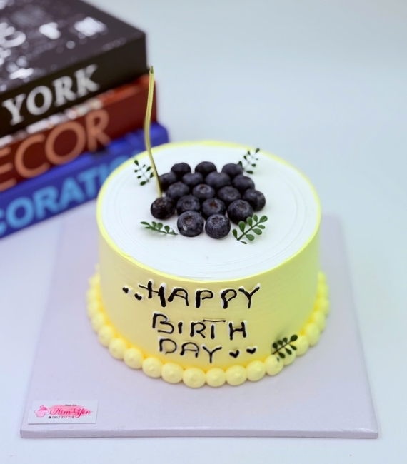 Bánh kem phủ đầy trái cây việt quất