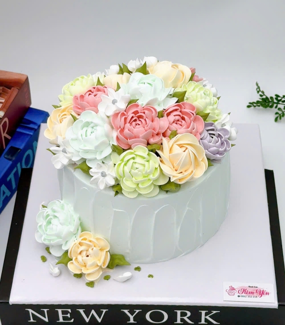 Bánh kem hoa làm theo yêu cầu khách ở Cao Lãnh