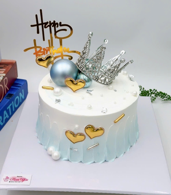 Bánh kem chúc mừng có phụ kiện vương miện
