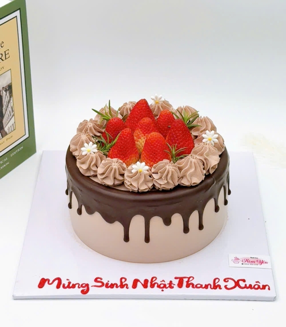 Bánh kem socola ngập tràn quả dâu