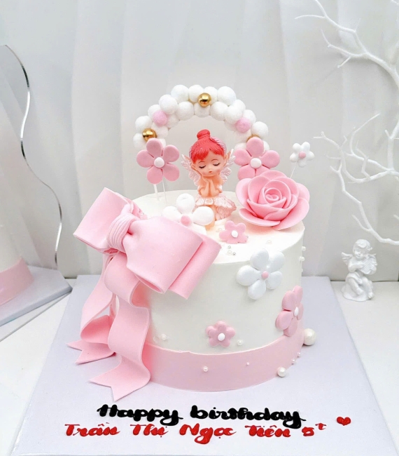 Bánh fondant thôi nôi đáng yêu công chúa