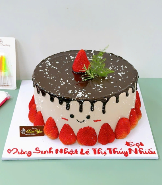 Bánh kem socola tràn ngập quả dâu tây