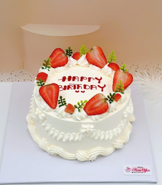 Bánh kem phủ đầy trái dâu 