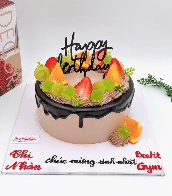 Mẫu bánh kem socola phủ đầy trái cây