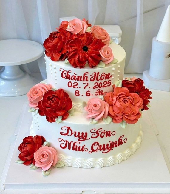 Bánh kem cưới 2 tầng hot năm 2025