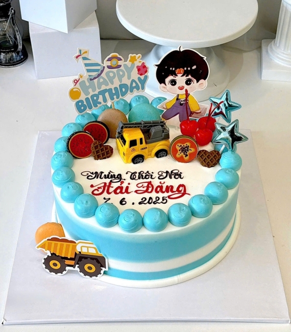 Mẫu bánh xe ô tô và cậu bé trai