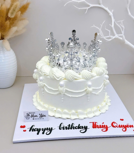  Bánh kem tone trắng kèm vương miện