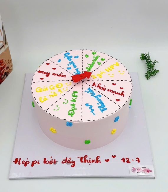 Bánh kem vòng quay năm mắn hot 2025