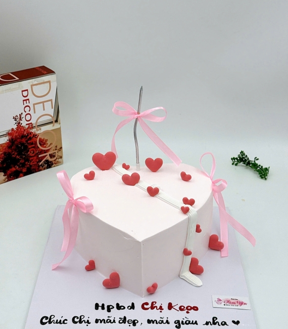Mẫu bánh kem hàn quốc tone hồng kèm trái tim 