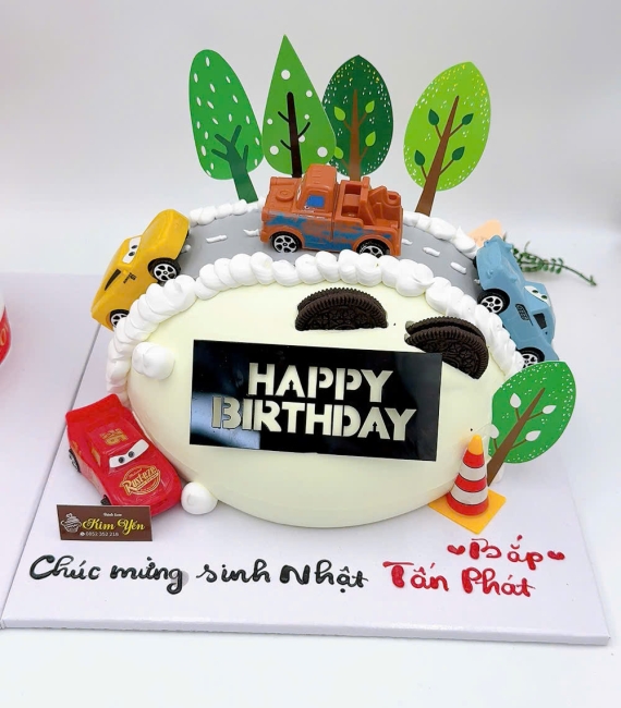 Bánh sinh nhật cho bé trai yêu thích xe ô tô 