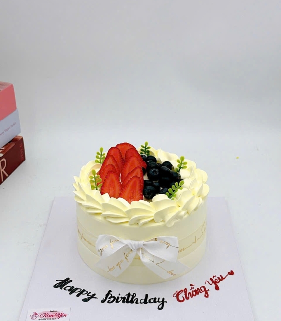Mẫu bánh kem mừng sinh nhật trái cây tone vàng