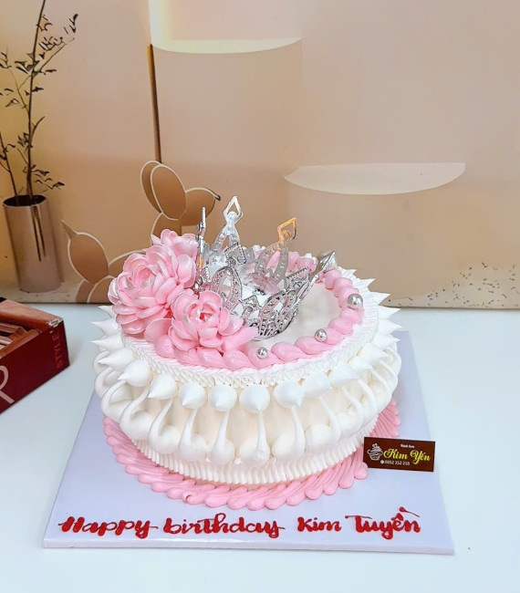 Bánh Kem tone hồng kèm vương miện