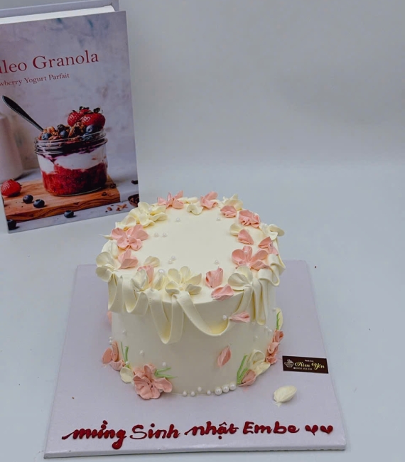 Bánh Kem tone hồng hoa nhí hot 2025