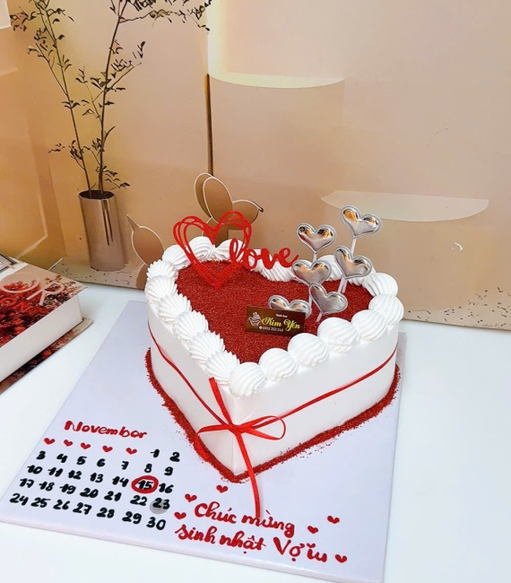 Bánh Kem tone đỏ viết lịch kỷ niệm 2025