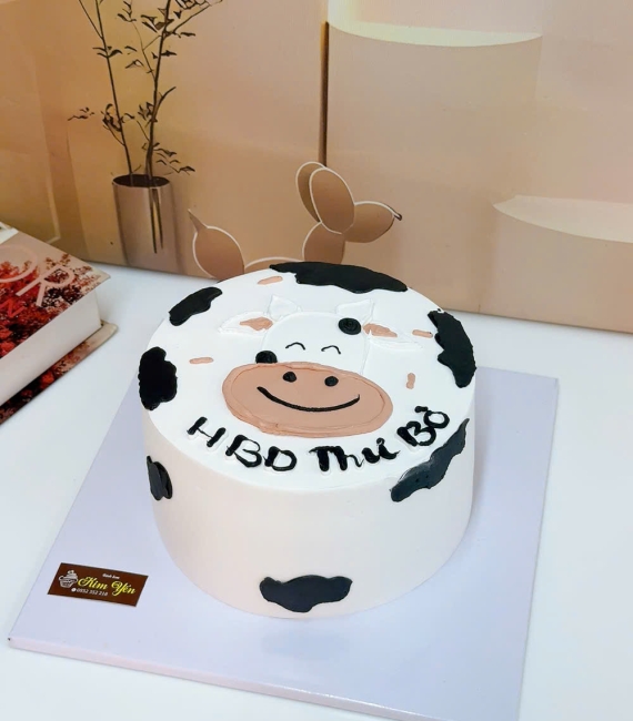 Mẫu bánh kem vẻ hình chibi con bò đáng yêu