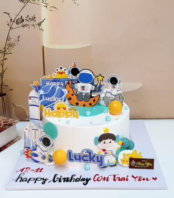 Bánh kem chúc mừng dành cho bé trai yêu thích người phi hành gia