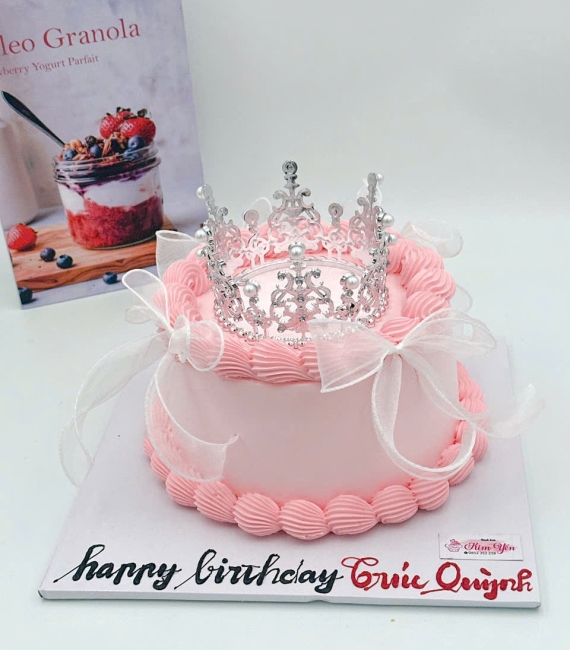 Mẫu bánh kem tone hồng thổi kim tuyến hot trend 2025