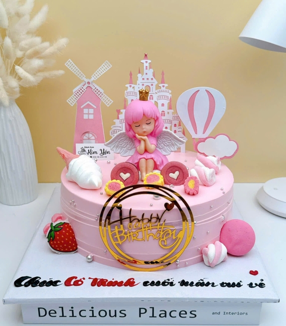 Bánh kem dành cho bé gái công chúa và lâu dài mừng bé lên 4 tuổi