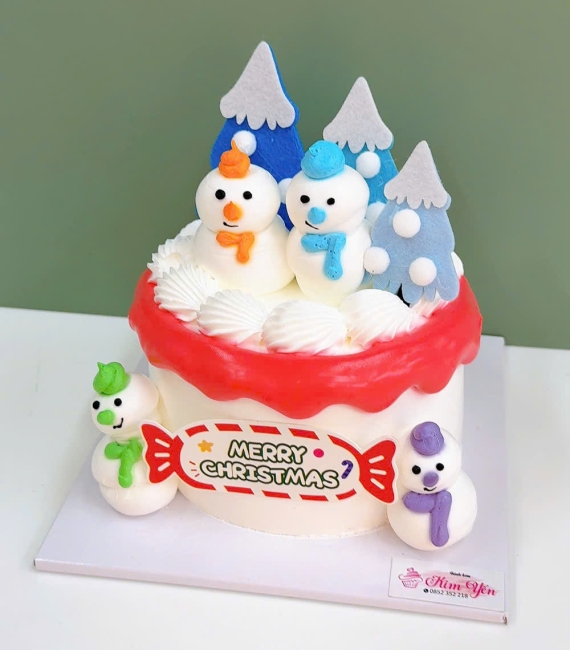 Bánh kem giáng sinh mẫu đẹp hot 2025 chú gấu tuyết