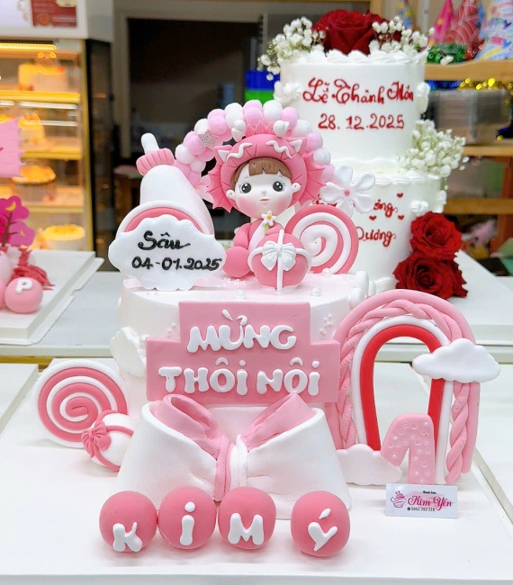 Bánh Kem thôi nôi tone hồng dành cho bé gái tuổi rắn