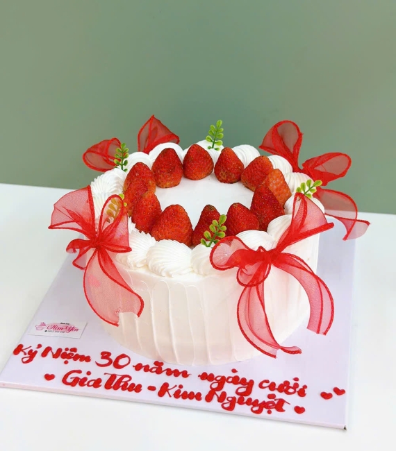 Bánh sinh nhật chúc mừng dâu tây dành tặng nữ