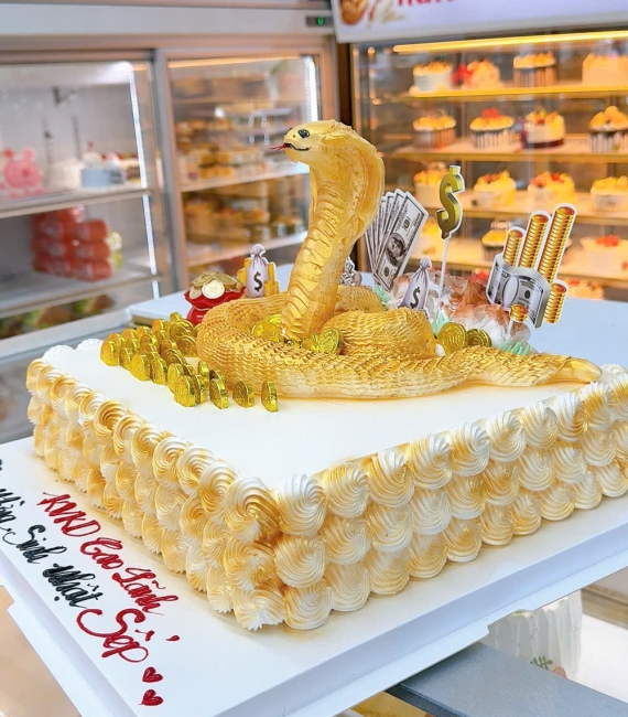  Bánh kem chúc mừng sinh nhật sếp tạo hình rắn 