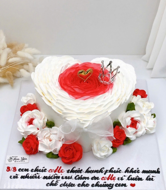 Bánh kem tặng nữ trái tim viêt lời chúc tặng mẹ 8/3
