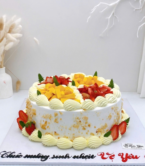 Bánh kem trái cây chia làm nhiều ngăn mix trái cây