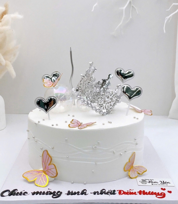Bánh kem tặng nữ hot 2026 mẫu vương miện tone trắng
