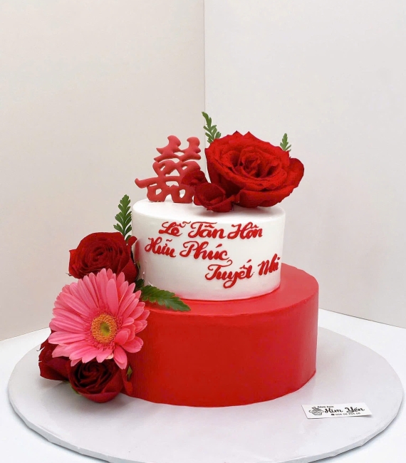 Mẫu Bánh Kem cưới tone đỏ hot 2026 mix hoa tươi 
