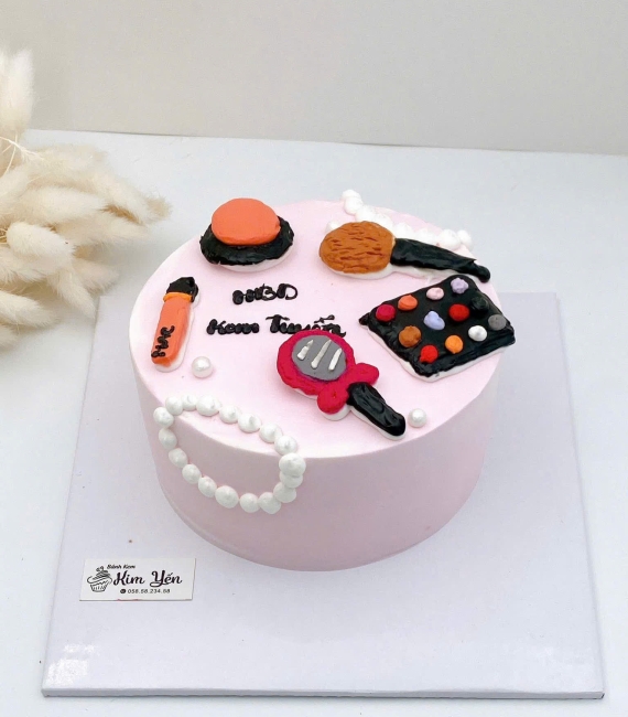 Bánh kem tặng nữ tạo hình trang điểm hot 2026