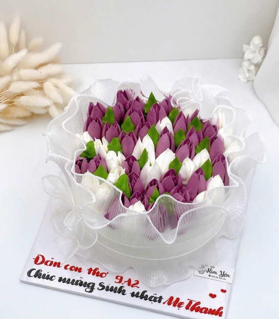 Bánh kem dành cho nữ tạo hình bó hoa tulip hot