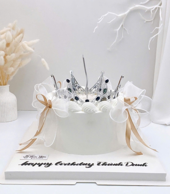 Bánh kem dành cho nữ mẫu mừng nữ 26 tuổi vương miện
