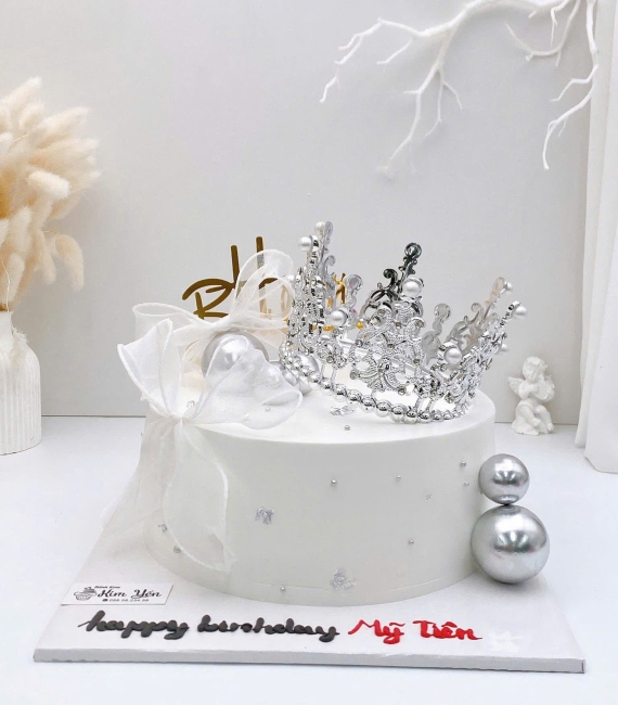 Bánh kem dành cho nữ tone trắng hot 2026