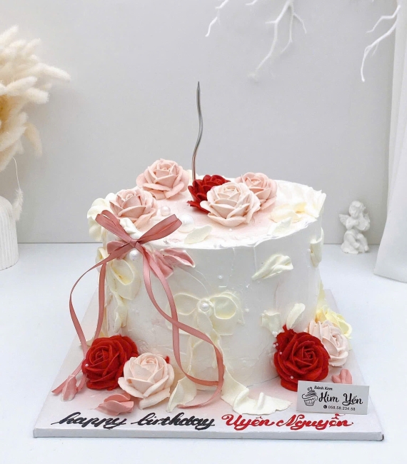 Bánh kem dành cho nữ kết hợp bắt hoa xinh sắn 