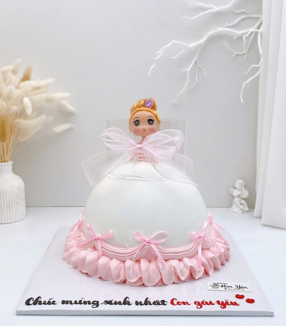 Mẫu bánh kem váy chảy công chúa 