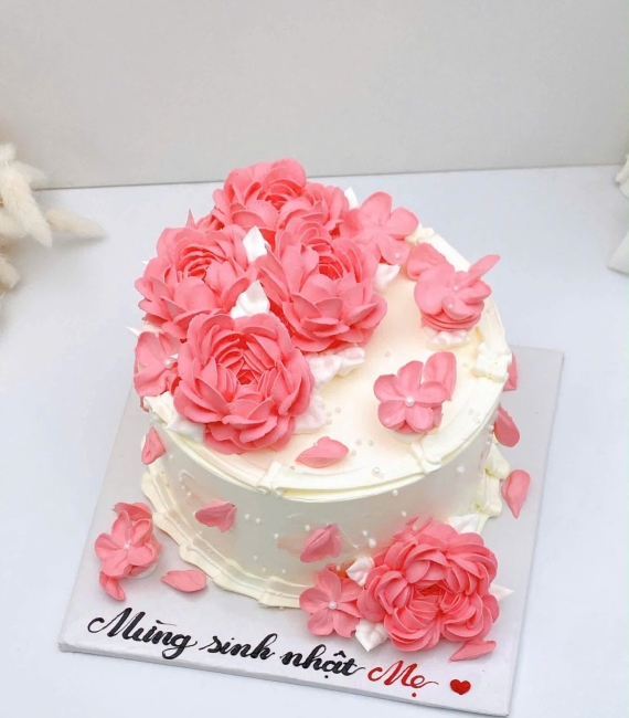 Bánh kem tặng nữ tone hồng bắt hoa xinh cao cấp