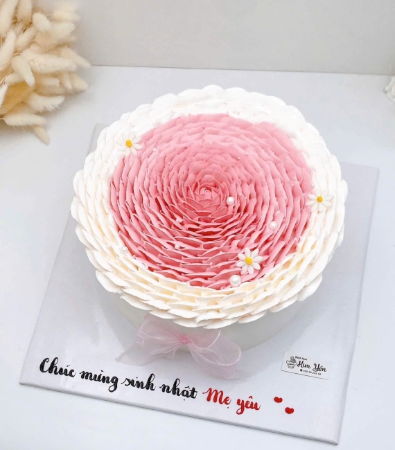 Bánh kem tặng nữ tone hồng bắt hoa xinh cao cấp