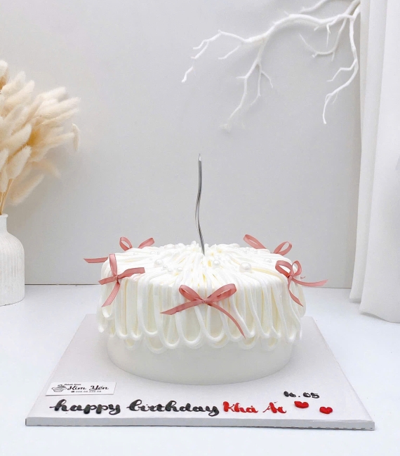 Bánh kem vương miện tone trắng nơ 