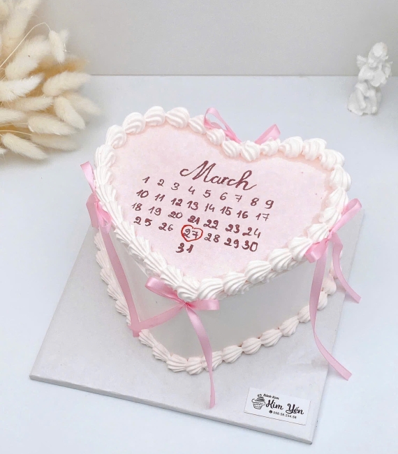 Bánh kem trái tim viết ngày kỷ niệm  