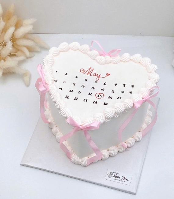 Bánh kem trái tim viết ngày kỷ niệm quen nhau 