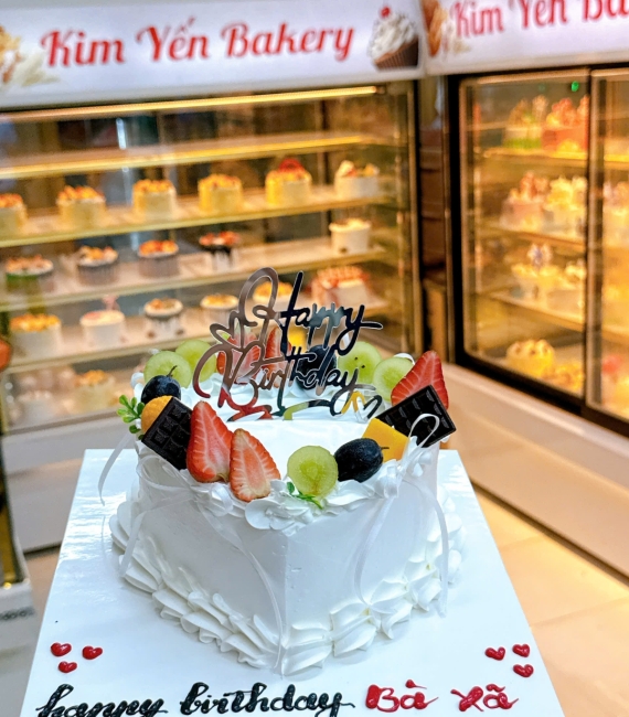 Bánh kem trái cây tạo hình trái tim tặng bà xã