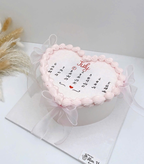 Bánh kem tặng nữ hình trái tim có lịch kỷ niệm 