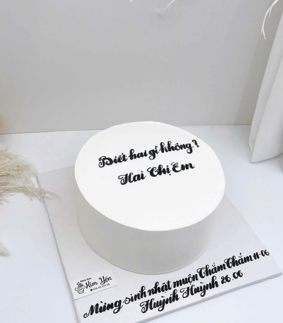 Bánh kem tone trắng viết lời chúc theo yêu cầu 