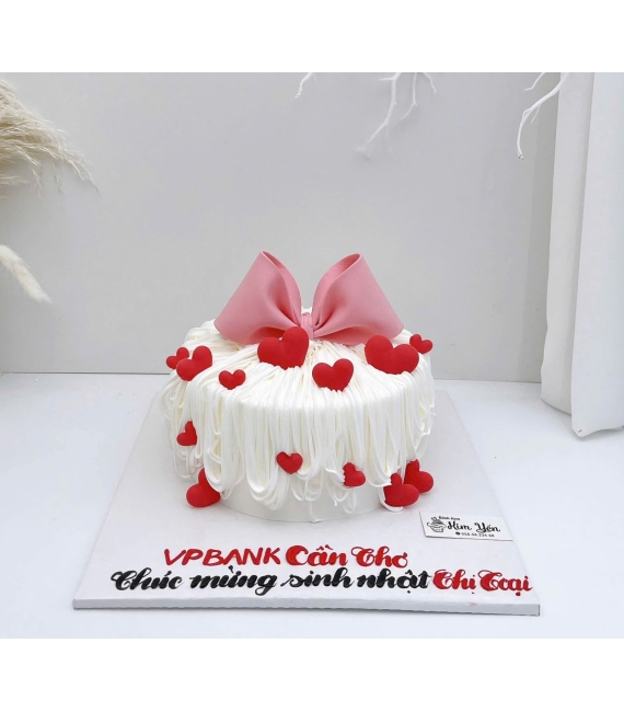 Bánh kem tone đỏ kết hợp trắng